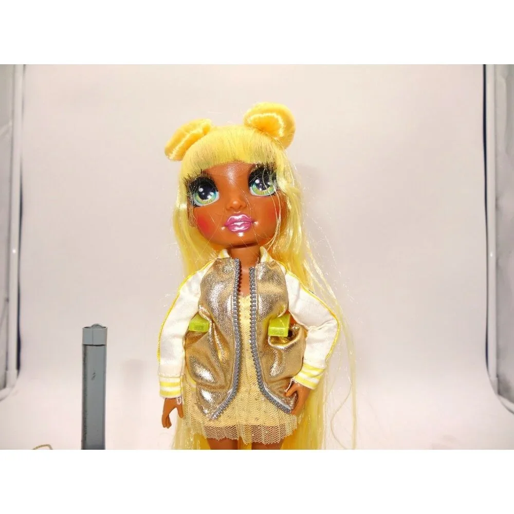 Rainbow High Cheer Series Sunny Madison Fashion Doll‎ Stand and New Accessories